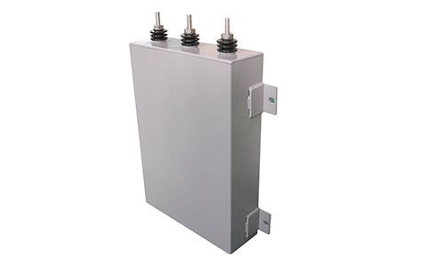 電容器的容量大小與什么有關？為什么？