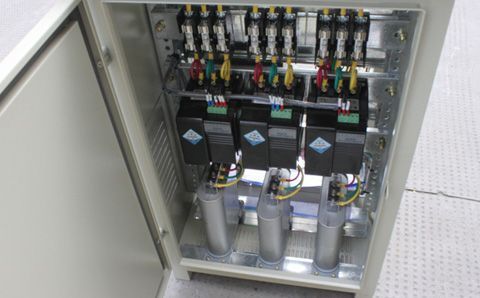 如何快速識別電容器組中有故障的低壓電容器？